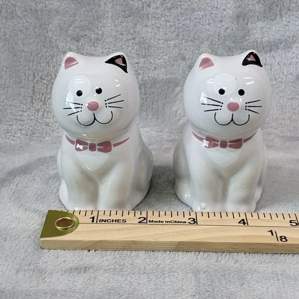 Vintage Ceramic Cat Salt & Pepper Shakers Pink Bow Kitty‎ Kitsch Kitchen Decor